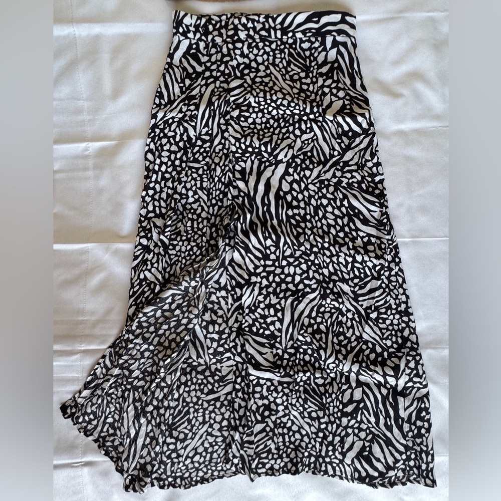 H&M Summer Black and White Skirt with Slit